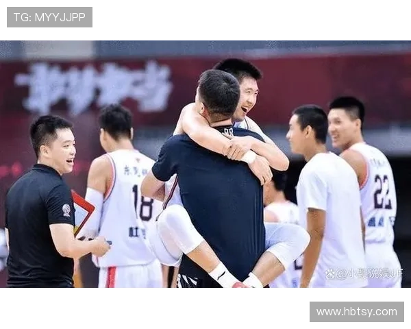 广州篮球队团队协作引发热议球迷对战术配合和球员默契提出不同看法